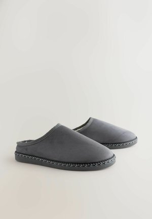 Hallid hallid sametist sussid suletud varbaga, pehme sisetalle vooder ja dekoratiivne punutud äär kogu tallal. nähtavad kinnitused puuduvad.