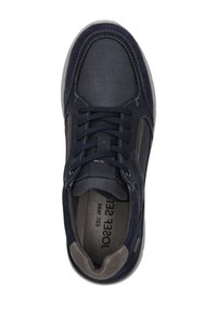 Sneakers blu navy realizzati con una combinazione di materiali in rete e suede, dotati di lacci piatti, collarino imbottito e suola in gomma.