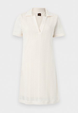 Weißes Strickkleid mit kurzen Ärmeln, V-Ausschnitt und dezentem wellenförmigem Lochmuster, knielang, lässiger Stil.