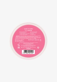 Poudrage fixant Wet n Wild Photofocus dans un contenant rose pâle. Design circulaire avec un couvercle blanc, comporte un code-barres et des détails sur le produit à la base.