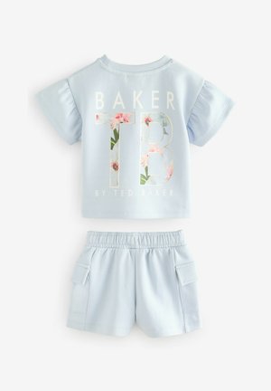 Lysblå todelt sæt bestående af en kortærmet top med et blomster "TB" grafik og matchende shorts med elastik i taljen og sidelommer.