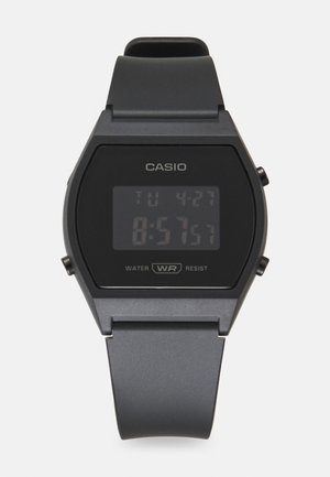 Skaitmeninis Casio laikrodis su matinio juodo plastiko korpusu ir dirželiu, stačiakampiu ciferblatu, skaitmeniniu ekranu ir vandeniui atsparumo žyma.
