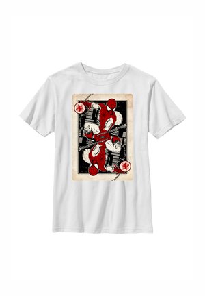 Hvid T-shirt med et spillekortdesign med spejlede billeder af Spider-Man i rød og sort, der svinger i spindelvæv foran en bysilhuet.