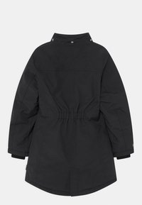 Černá parka do kolen s vypasovaným pasem, zapínáním na knoflíky a elastickými manžetami. Hladká, matná látka bez viditelných vzorů či ozdob.