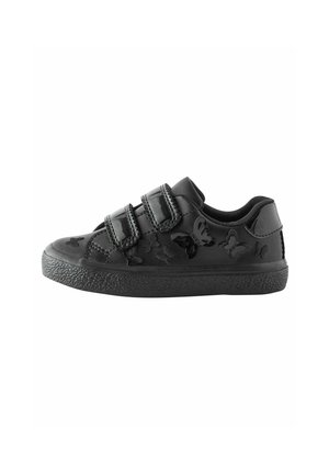 Schwarzer Sneaker mit drei Klettverschlüssen, aus glänzendem synthetischen Material gefertigt. Verfügt über geprägte Schmetterlingmuster und eine strukturierte Gummisohle.
