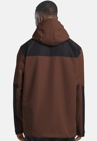 Braune und schwarze Kapuzenjacke; zeichnet sich durch eine Mischung aus matten und glatten Texturen aus; hat eine entspannte Passform und eine verstellbare Kapuze; keine sichtbaren Muster.