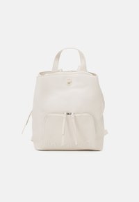 Mochila blanca de cuero con acabado texturizado, que cuenta con un compartimento principal con cremallera, un bolsillo frontal con cordón y asas cortas.