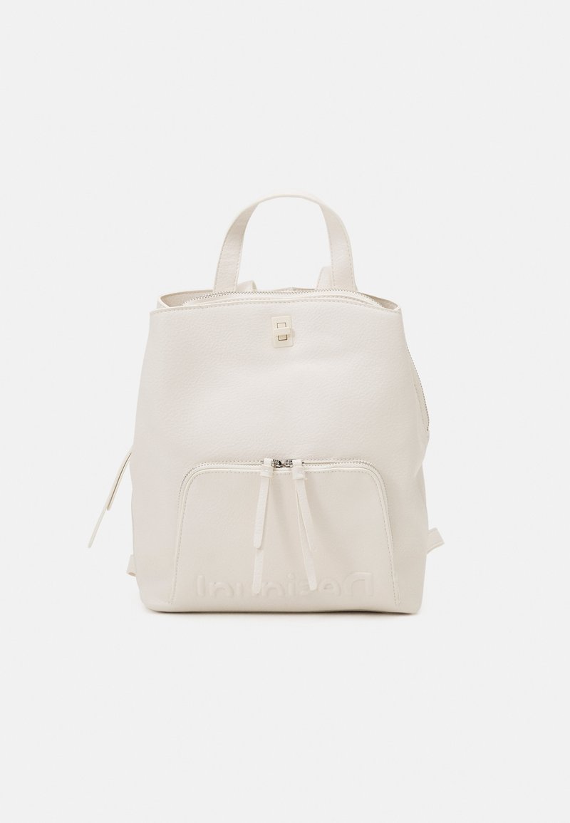 Mochila blanca de cuero con acabado texturizado, que cuenta con un compartimento principal con cremallera, un bolsillo frontal con cordón y asas cortas.