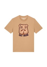 Tan katoenen t-shirt met een geïllustreerde toastafbeelding met gezichtskenmerken en de tekst "TOAST MALONE" in donkerpaars.
