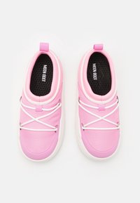 Chaussures plates en tissu rose avec lacets blancs, semelles en caoutchouc et une semelle intérieure noire texturée. Elles sont dotées d'une languette au talon pour un enfilage facile.