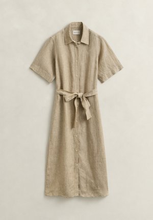 Abito camicia midi in lino beige con maniche corte, bottoni frontali, colletto e cintura in tessuto annodata in vita, su sfondo neutro.