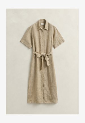 Abito camicia midi in lino beige con maniche corte, bottoni frontali, colletto e cintura in tessuto annodata in vita, su sfondo neutro.