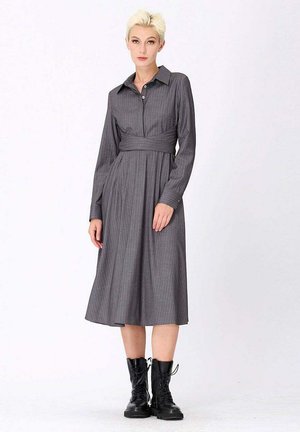 À CEINTURE CROISÉE - Robe chemise - gris