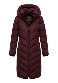 Cappotto imbottito bordeaux con un motivo a zigzag, chiusura a zip, colletto alto e cappuccio regolabile. Presenta polsini neri e tasche laterali.