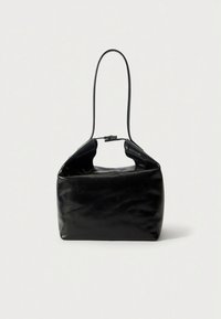 Mustast nahast käekott, millel on struktureeritud ristkülikukujuline kere, lühike käepide ja avatud ülaosa. Sile tekstuur ja minimalistlik disain.