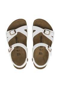 Infradito bianchi con due cinturini regolabili dotati di fibbie metalliche e una soletta marrone e texturizzata. Design semplice ed ergonomico, ideale per il comfort.