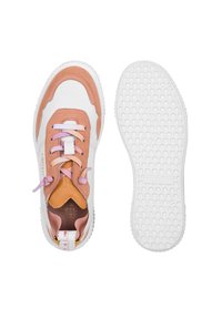 Sneaker bianca con dettagli in suede pesca e rosa. Presenta lacci rotondi in colori variabili e una suola in gomma punteggiata. Brand sulla parte laterale.