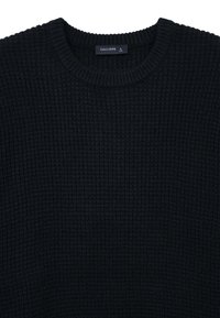 Maglione nero a maglia con collo rotondo, motivo testurizzato e etichetta con la scritta "CALLIOPE" nella taglia L. Tessuto resistente, collo a costine.