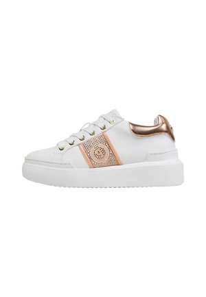 Sneaker bianco con suola platform, accenti in oro rosa metallico, design perforato decorativo sul lato e chiusura con lacci.