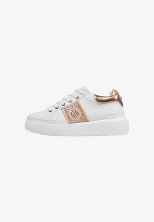 Sneaker bianco con suola platform, accenti in oro rosa metallico, design perforato decorativo sul lato e chiusura con lacci.