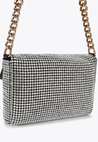 Pochette ornée de cristaux, de forme rectangulaire, avec une base noire et une chaîne en or. Surface scintillante avec une finition texturée.