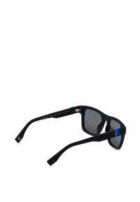 Lunettes de soleil noires rectangulaires avec des verres foncés et des détails du logo bleu sur les branches, présentées en vue arrière légèrement inclinée.