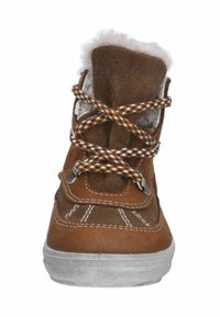 Brązowy zamszowy but z białym futrzanym wykończeniem, brązowo-białymi sznurowadłami w kratę oraz białą gumową podeszwą. Posiada detale przeszyć na cholewce.