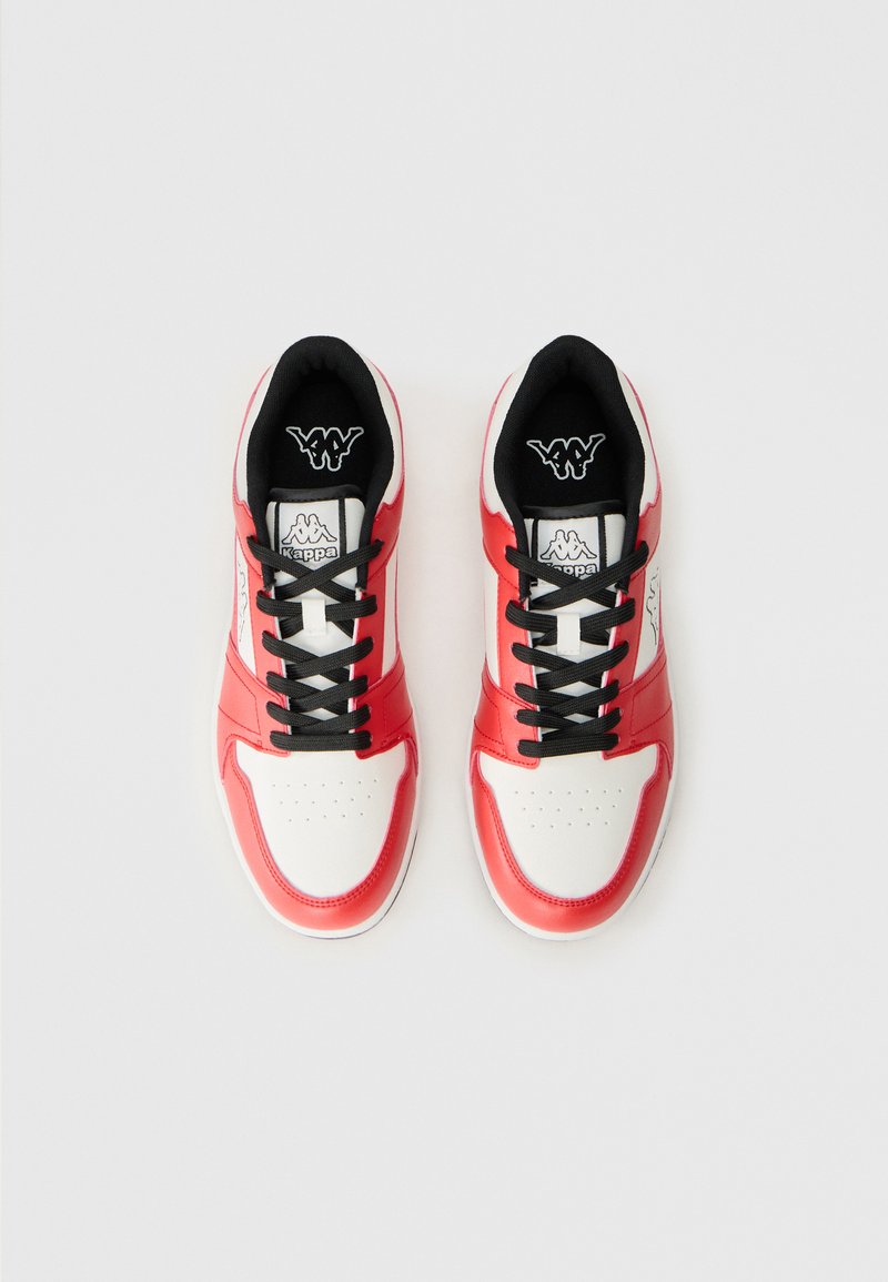 Zapatillas rojas y blancas con cordones negros. Parte superior de cuero con puntera perforada, cuello acolchado y logo de Kappa en la lengüeta. Suela de goma plana.