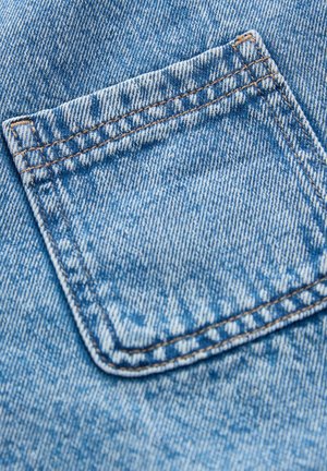 Heledsinine denimtasku nähtava õmblusega. Tekstuur näib veidi kulunud ja on sileda pinnaga. Tasku on ruudukujuline ja mustriteta.