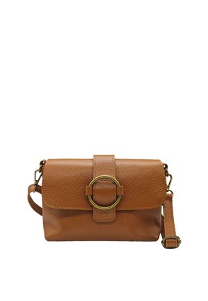 Sac bandoulière en cuir marron texturé avec bandoulière réglable et grande boucle circulaire dorée sur le rabat avant.
