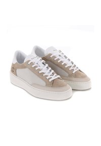 Le sneakers in suede beige e mesh presentano lacci bianchi e suola in gomma bianca. Logo impresso sulla linguetta e sul lato con un design testurizzato.