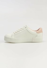Białe sneakersy z gładką cholewką, teksturowaną gumową podeszwą i jasnoróżowymi akcentami na pięcie. Posiadają sześć oczek i okrągłe sznurowadła.