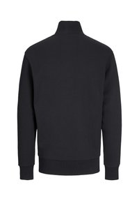 Sudadera negra con cuello alto, mangas largas, puños acanalados y textura lisa. Diseñada con un corte holgado y sin logotipos visibles.