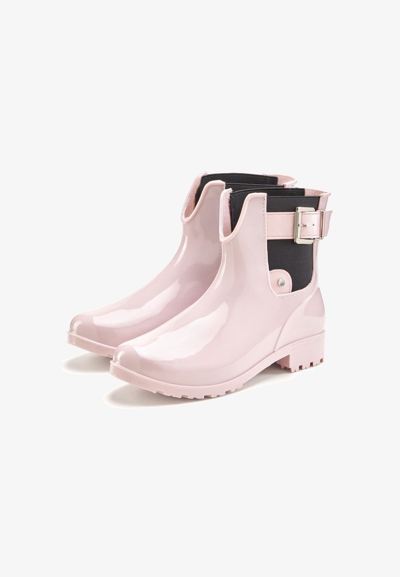 Rosa glänzende Gummi-Ankle-Regenstiefel mit schwarzen elastischen seitlichen Einsätzen und einem silbernen Schnallen-Detail. Strukturiertes Profil sorgt für besseren Halt.