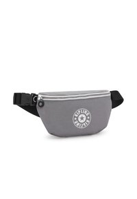 Borsa a cintura in tessuto grigio con chiusura zip, tracolla regolabile e dettaglio logo circolare. Presenta una texture liscia e un design minimalista.