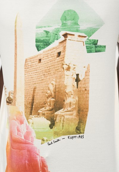 Κολάζ αιγυπτιακών μνημείων, συμπεριλαμβανομένου του Μεγάλου Σφιγξ, οβελίσκου και καθιστών αγαλμάτων με χειρόγραφη σημείωση "Paul Smith – Egypt 1985" κάτω.