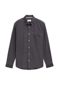 Camisa de manga larga gris oscura con cuello abotonado, bolsillo frontal en el pecho y botones blancos en la tapeta. Tejido suave y con textura.