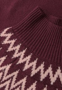 Burgunderfarbener Pullover mit einem gerippten Ausschnitt und einem Zick-Zack-Muster in hellrosa im unteren Bereich. Weicher, strukturierter Strickstoff.
