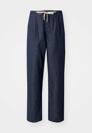 Jeans w ciemnoniebieskim kolorze o luźnym kroju, z kieszenią na sznurku w pasie i gładką fakturą. Prosty krój nogawki z detalami w postaci plisowania.