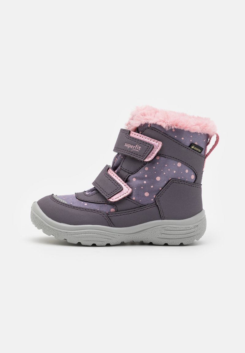 Bottes en violet et gris avec des accents roses, dotées d'un dessus en fourrure, de deux strap velcro et d'un motif à pois sur le tissu. Semelle texturée.