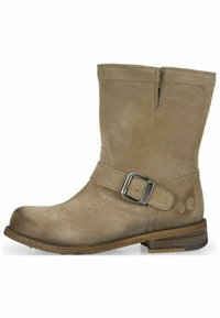 Stivale alla caviglia in suede tan con punta arrotondata, cinturino laterale e dettaglio in fibbia, superficie texturizzata e tacco in legno basso.