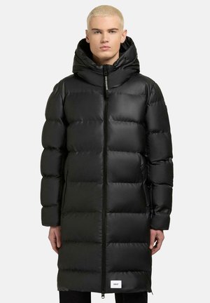 Piumino nero con un design lungo e dritto. Presenta un colletto alto, chiusura con zip, texture imbottita ed è leggermente lucido. Con cappuccio e etichetta con logo.