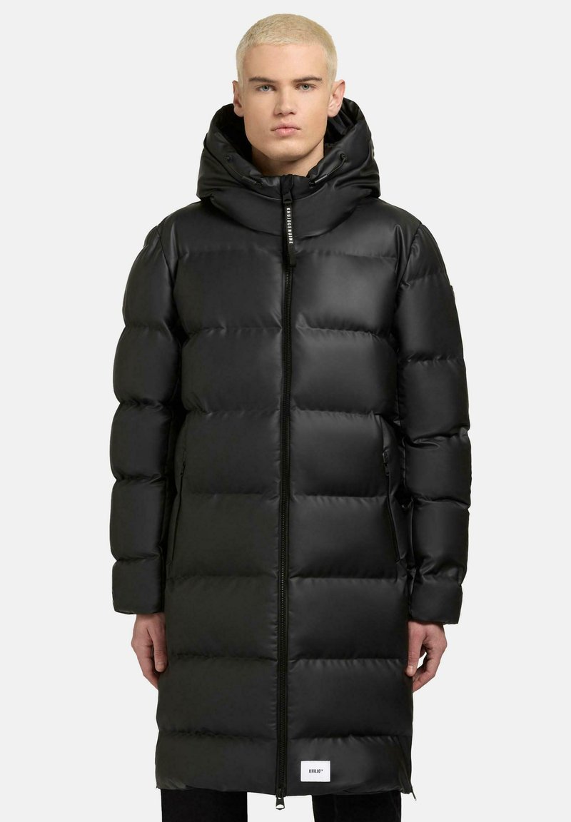 Sort pufferjakke med et langt, lige design. Har en høj krave, lynlås lukning, polstret tekstur og er let skinnende. Med hætte og et logo mærke.