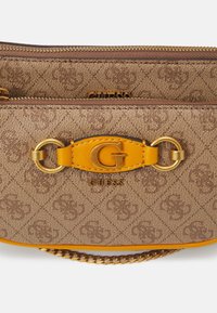 Braune Handtasche mit Muster und goldfarbenen Beschlägen, gelb-lederne Akzente, doppelte Reißverschlussfächer und Kettenriemen. Markenlogo sichtbar.