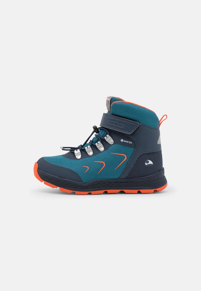 Botte de randonnée imperméable bleue et orange pour enfants avec un cordon de serrage, une sangle Velcro et une semelle texturée sur fond blanc.