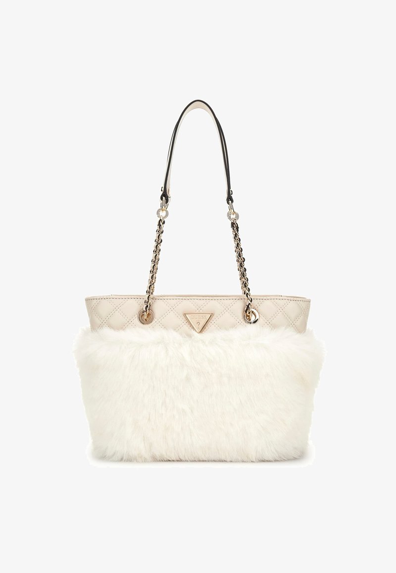 Sac fourre-tout avec un dessus matelassé beige, un bas duveteux blanc, des anses doubles en chaîne noire et or, et un accent triangulaire avec logo.