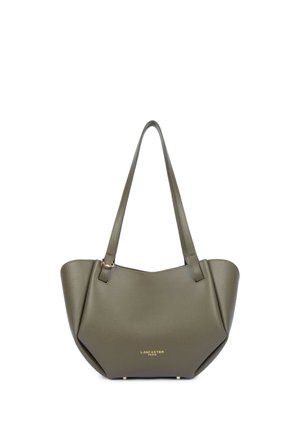 Borsa shopper in pelle verde oliva strutturata con manici lunghi e piccolo logo dorato "Lancaster Paris" sul davanti.