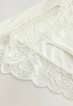 Weiße Panties mit Spitzenbesatz, die Blumendrucke, weichen Stoff und eine gewellte Kante aufweisen, und filigrane Spitzenverzierungen an den Seiten zeigen.