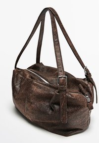 Brun læderhåndtaske med en struktureret overflade, kombinerede stropper og en lynlåslukket hovedrum. Designet har en løs silhuet.