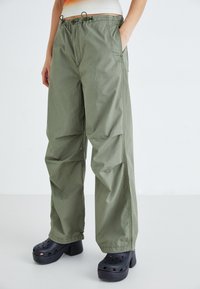 Levi's® - PARACHUTE PANT - Kelnės - deep lichen green Miniatiūros vaizdas 1